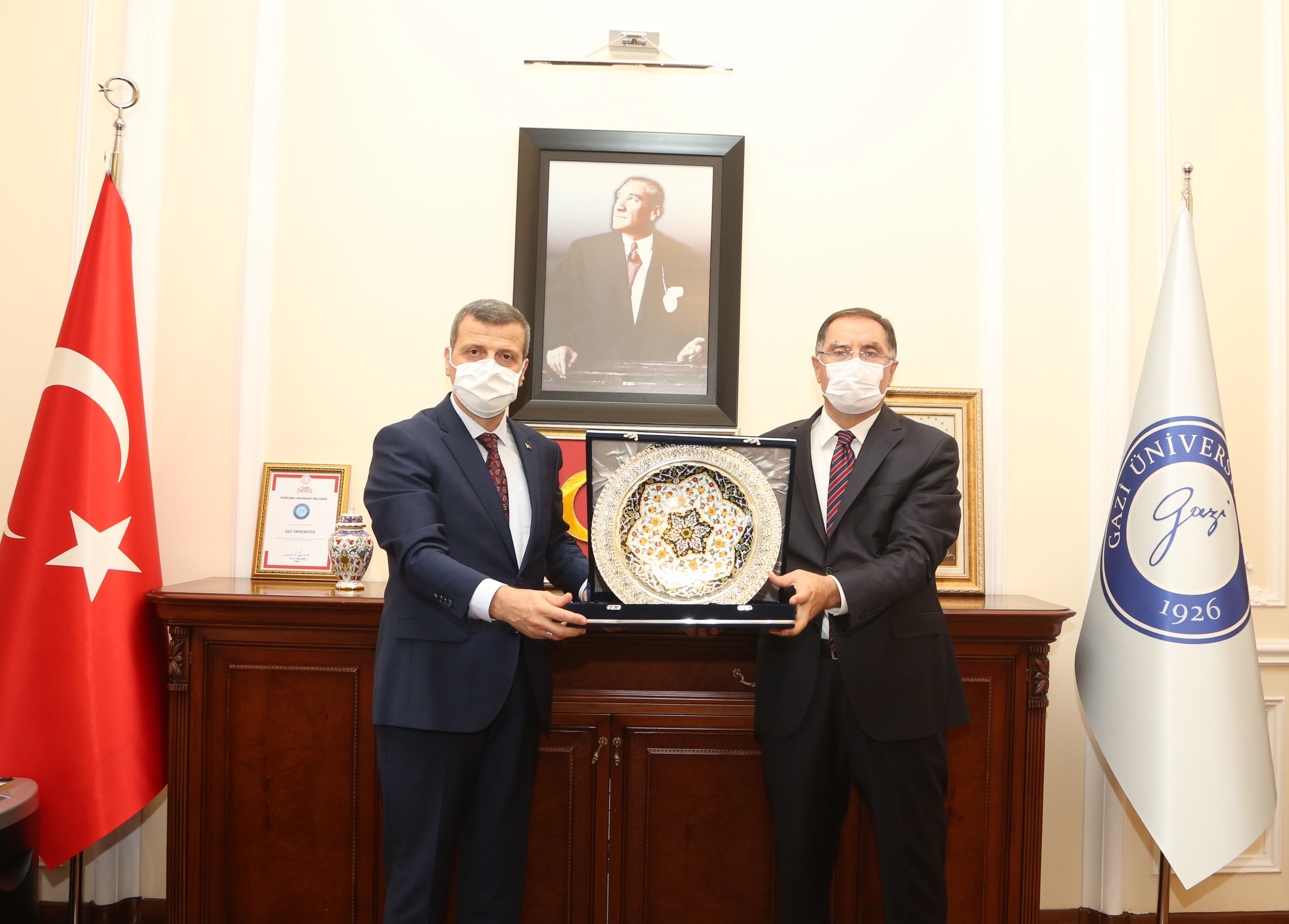 Kamu Başdenetçisi ve Cumhurbaşkanlığı Eski Başdanışmanı Şeref Malkoç, Üniversitemiz Rektörü Prof. Dr. Musa Yıldız’ı Makamında Ziyaret Etti