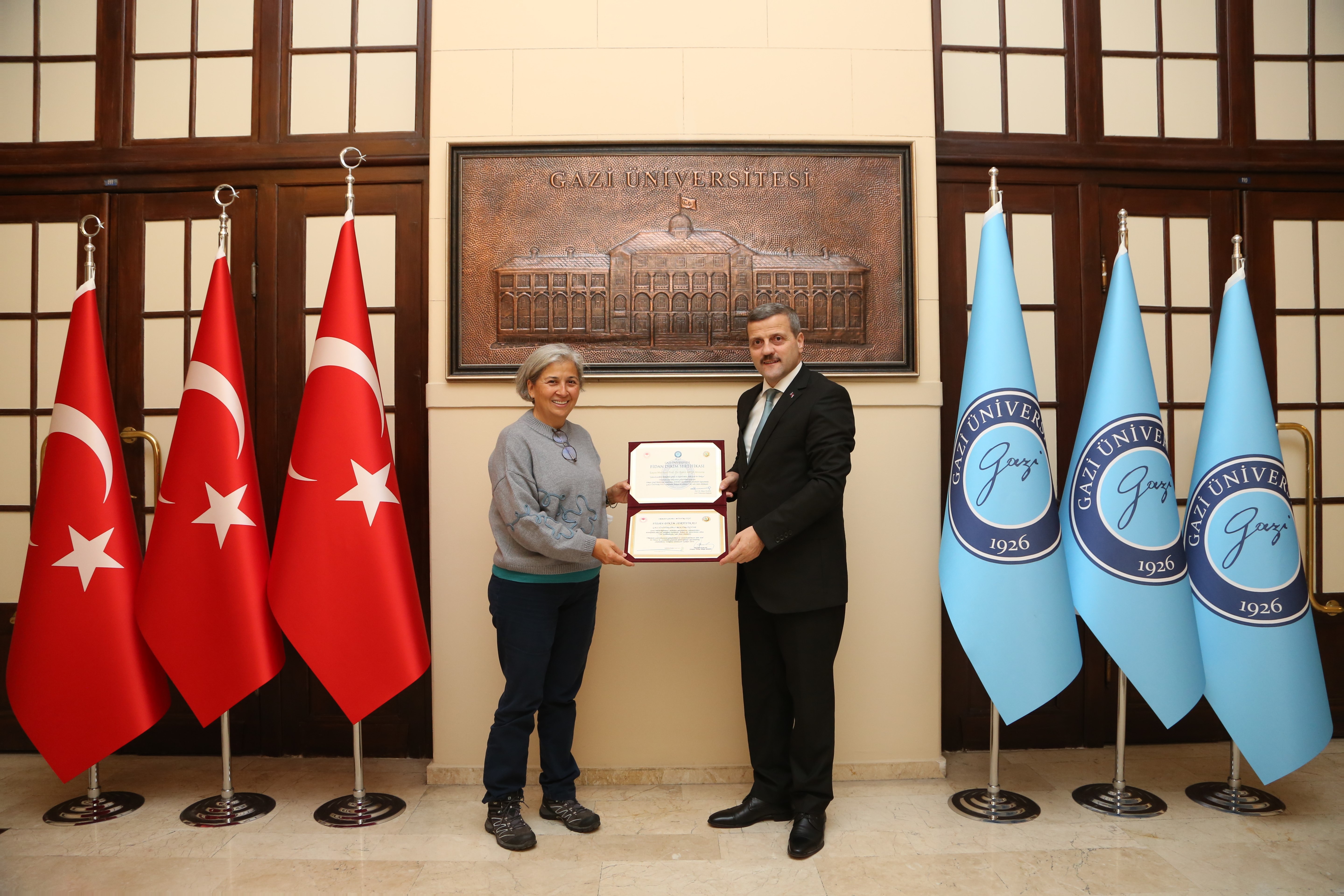 Kurucu Rektörümüz Prof. Dr. Mehmet Şakir Akça’nın Kızı Şima Akça, Rektörümüz Prof. Dr. Musa Yıldız’ı Ziyaret Etti-1
