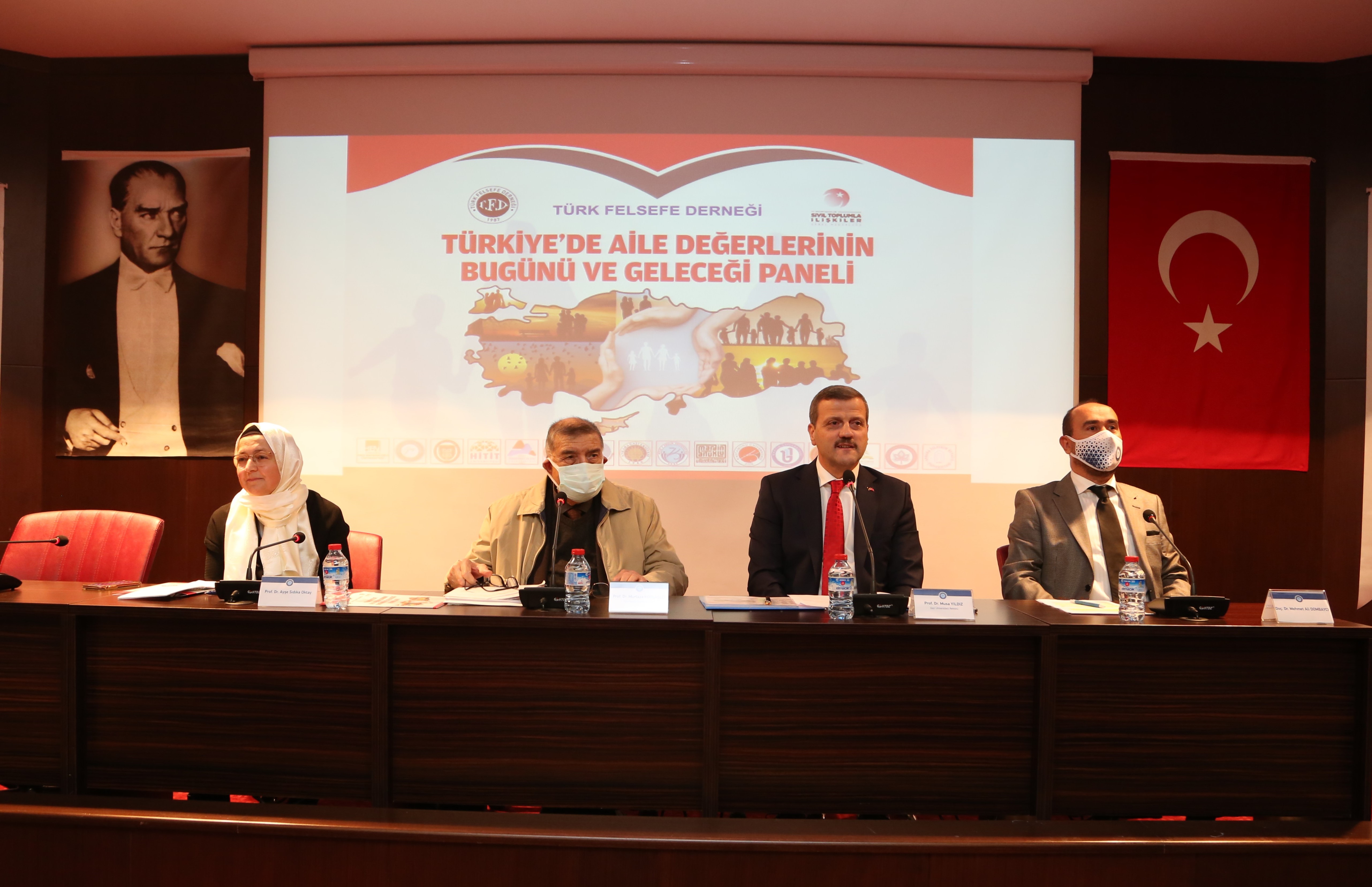 Üniversitemizde “Türkiye’de Aile Değerlerinin Bugünü ve Geleceği” Konulu Panel Düzenlendi-1
