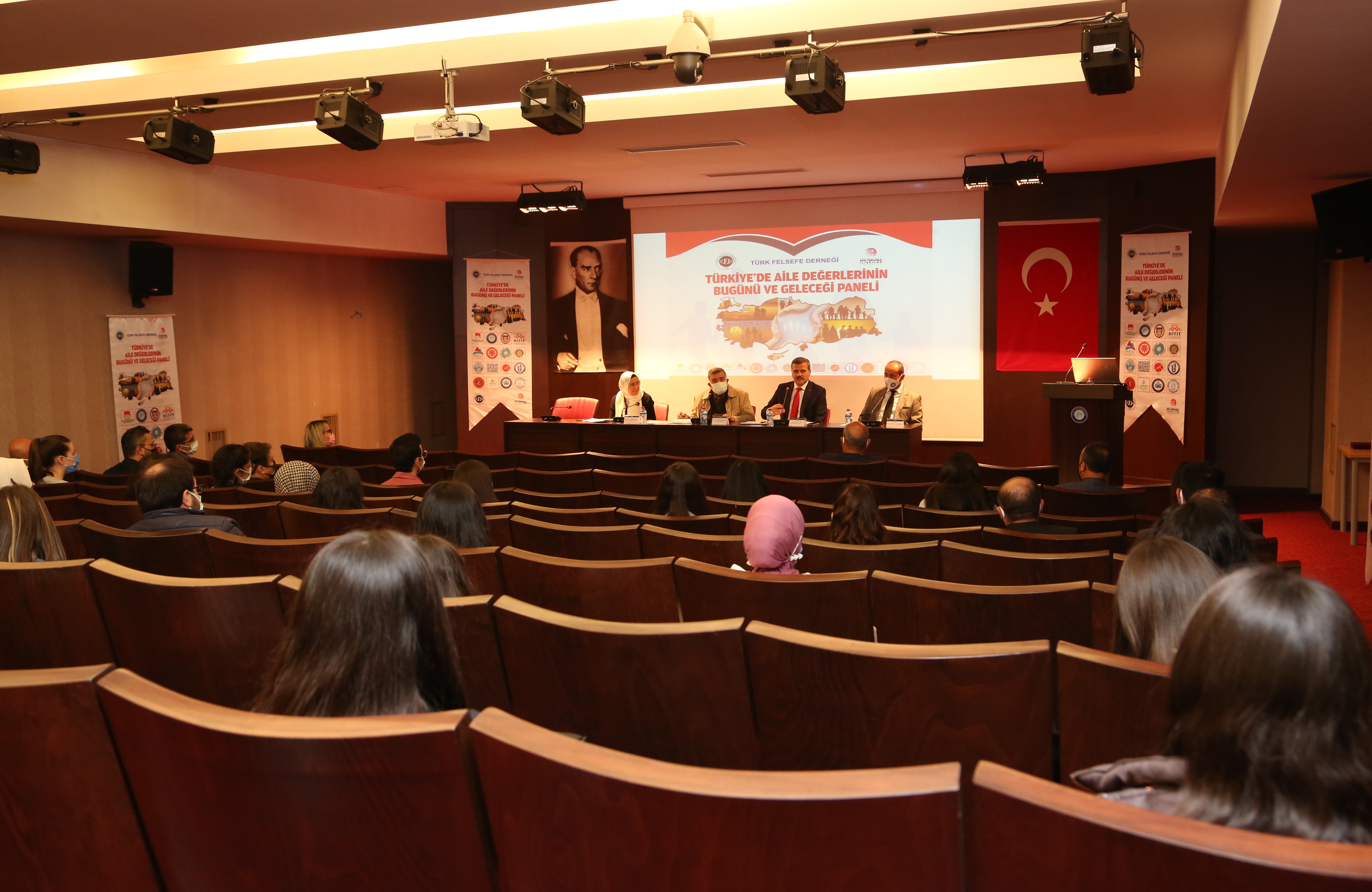 Üniversitemizde “Türkiye’de Aile Değerlerinin Bugünü ve Geleceği” Konulu Panel Düzenlendi-1