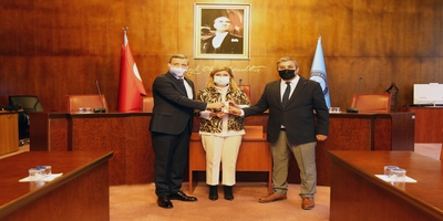 Üniversitemizin İlk Patentli Ürünü Olan “Theraphyto Ağız Bakım Spreyi”nin Lisans Devri İmza Töreni Gerçekleştirildi
