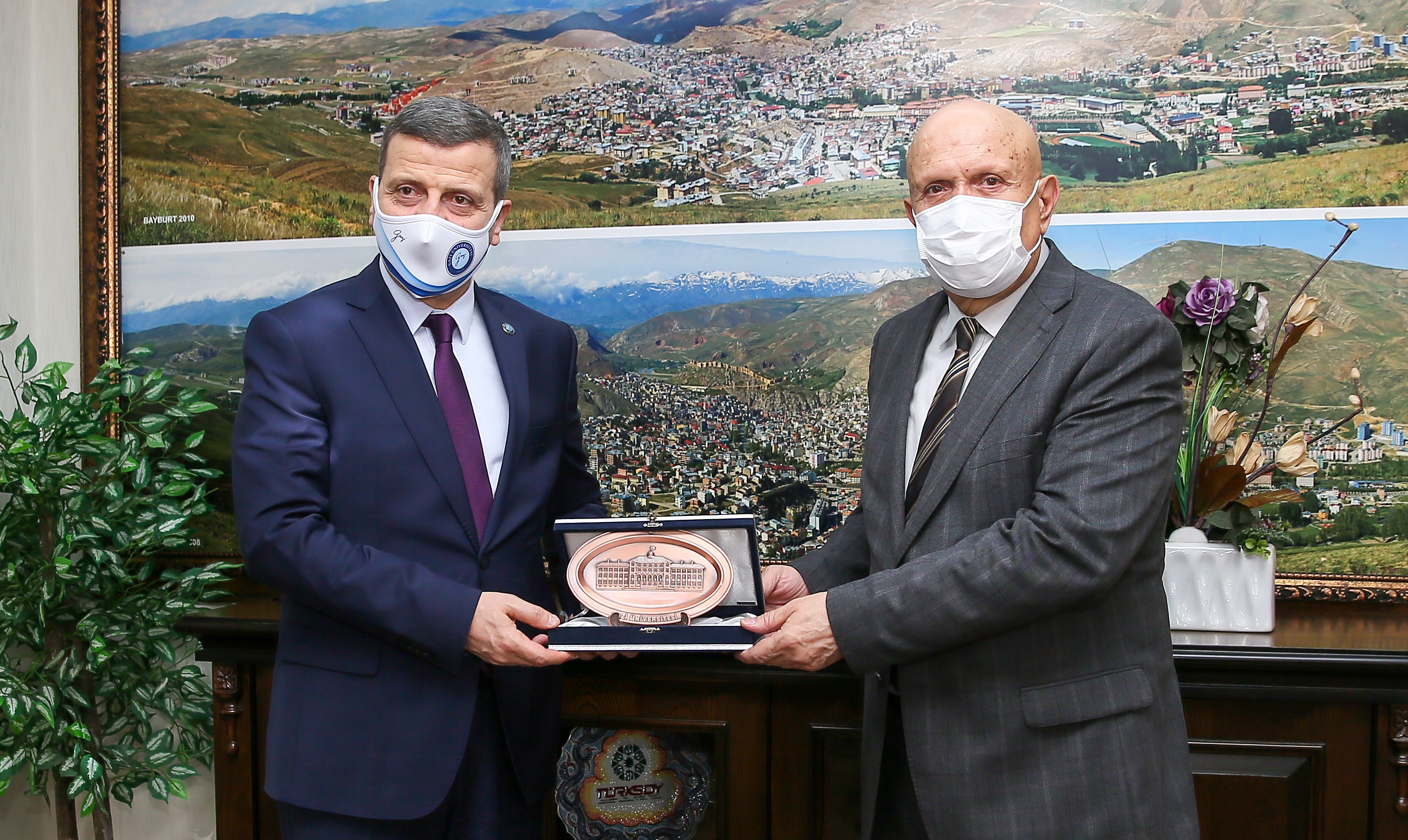 Rektörümüz Prof. Dr. Musa Yıldız, Bayburt Belediye Başkanı Hükmü Pekmezci’yi Ziyaret Etti