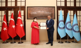 Rektörümüz Prof. Dr. Musa Yıldız, Doktora Eğitimini Tamamlayan Zhanar Baimbetova’ya Diplomasını Verdi