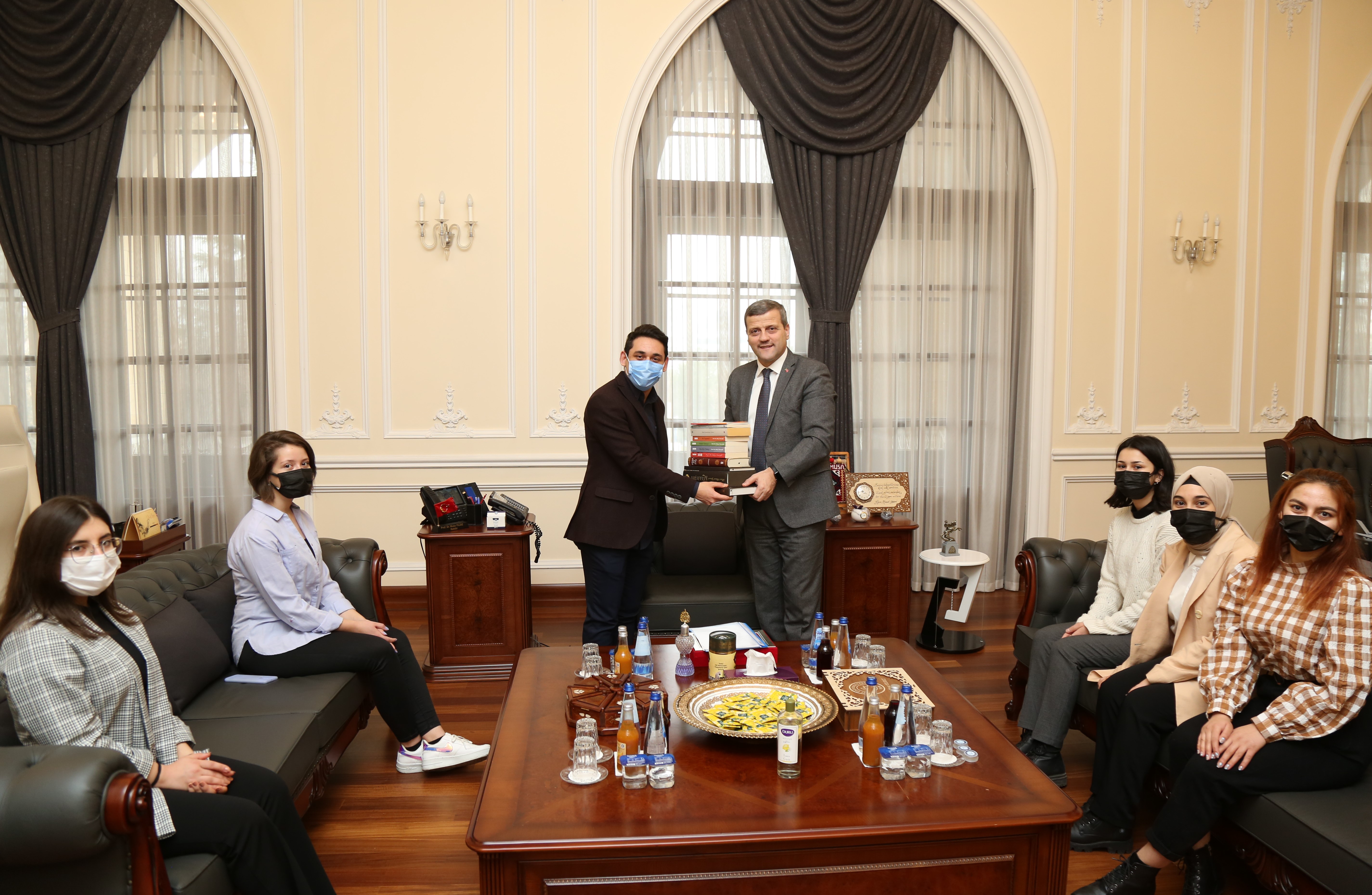 Üniversitemiz Kitap Bankosu Öğrenci Topluluğu Rektörümüz Prof. Dr. Musa Yıldız’ı Ziyaret Etti-1