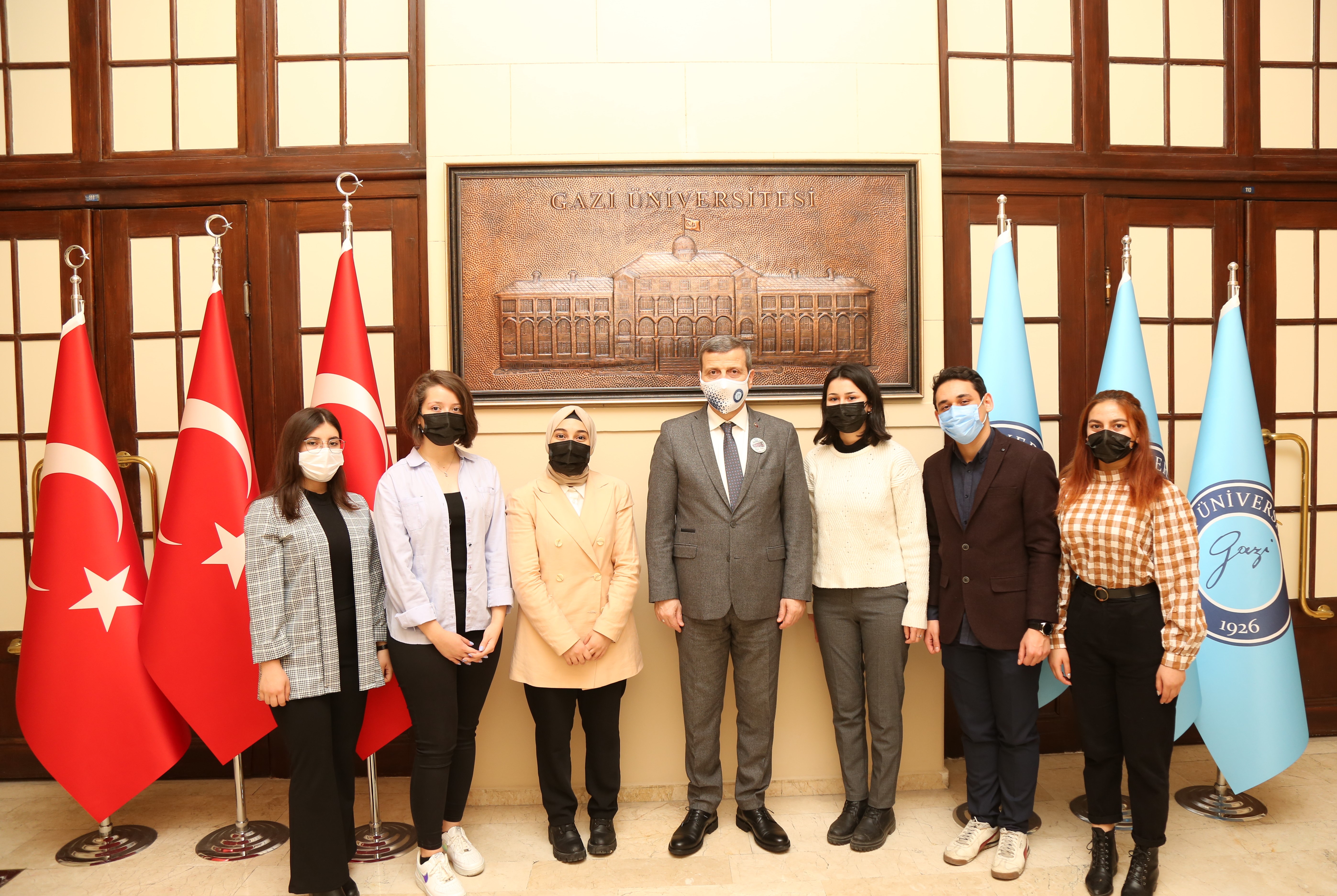 Üniversitemiz Kitap Bankosu Öğrenci Topluluğu Rektörümüz Prof. Dr. Musa Yıldız’ı Ziyaret Etti-1