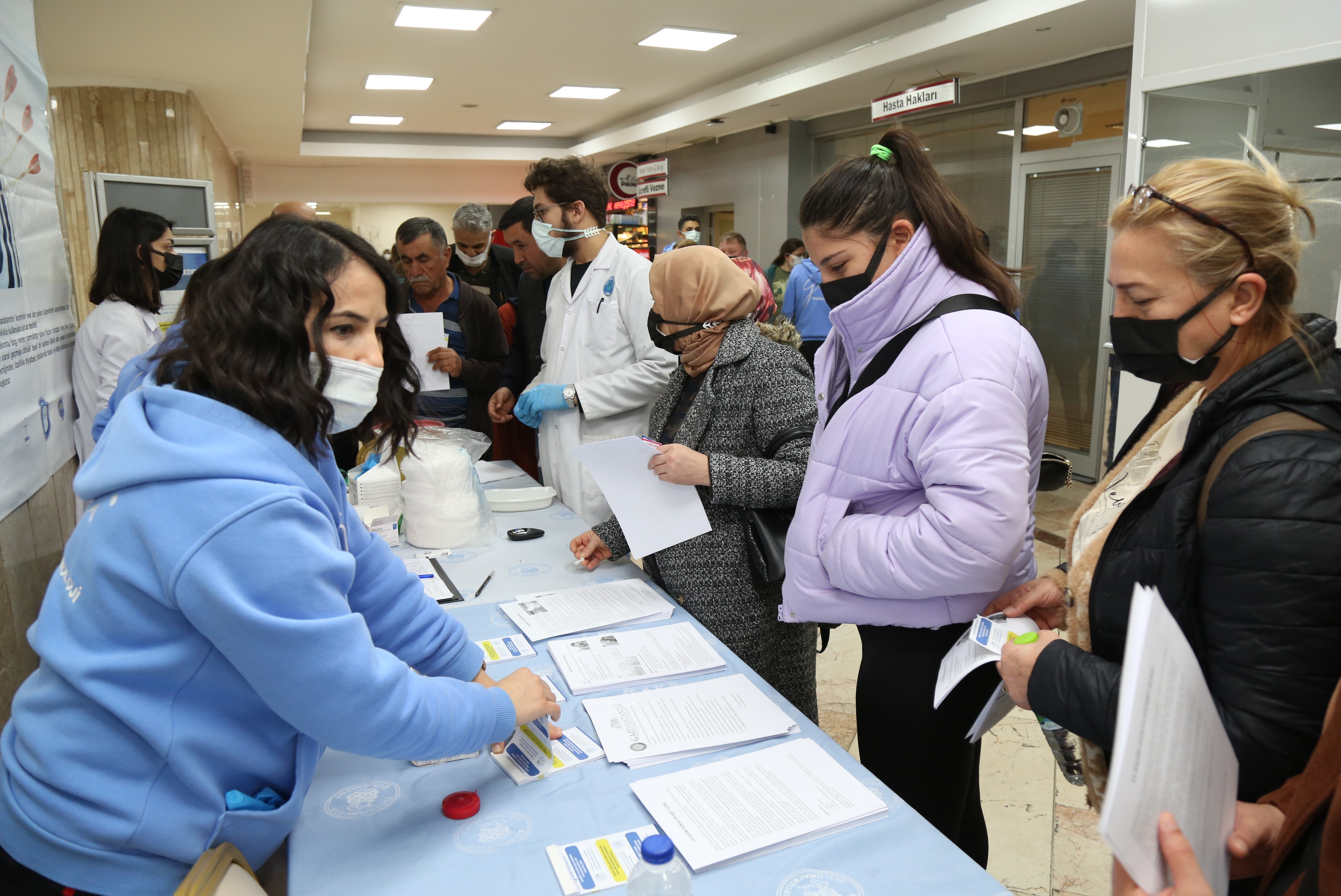 Gazi Üniversitesi Hastanesi Düzenlediği Farkındalık Etkinliği ile “14 Kasım Dünya Diyabet Günü”ne Dikkat Çekti-1