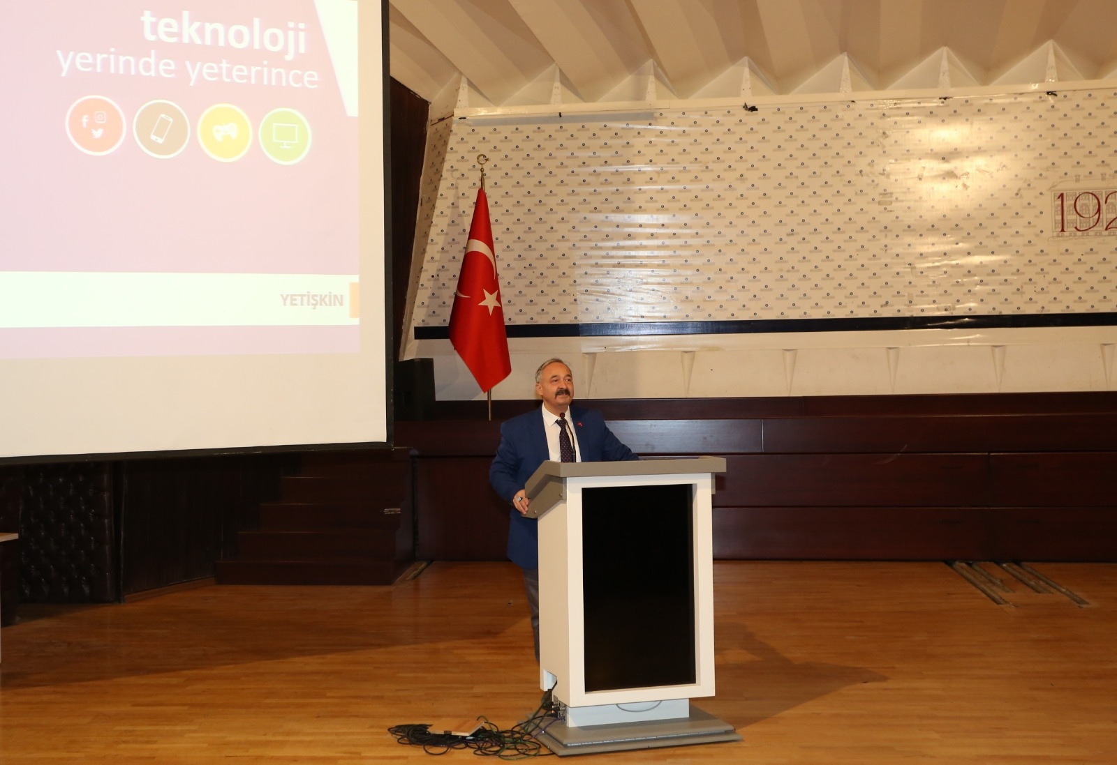 Üniversitemizde “Hayat Arkadaşımı Nasıl Seçerim ve Bağımlılıkla Mücadele” Konulu Hizmet İçi Eğitim Düzenlendi-1