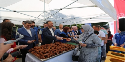 Gençlik ve Spor Bakanı Kasapoğlu ve Rektörümüz Yıldız, Rektörlük Yerleşkemizde YKS'ye Giren Öğrencilerle Ailelerine İkramda Bulundu