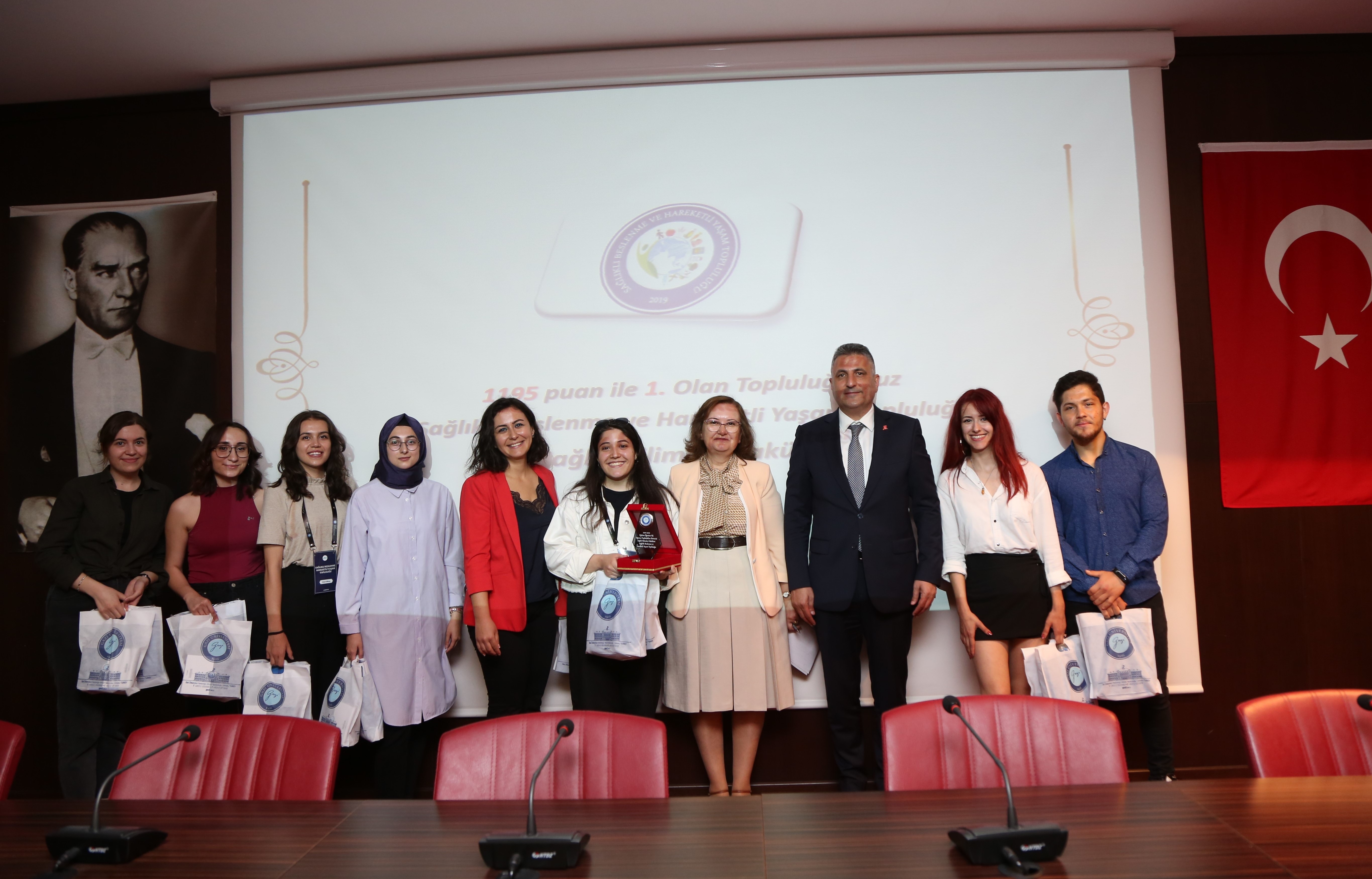 Üniversitemizde “2021-2022 Eğitim-Öğretim Yılı Öğrenci Toplulukları Ödül Töreni” Gerçekleştirildi-1