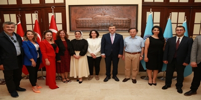 Rektörümüz Prof. Dr. Musa Yıldız, Üniversitemiz Hizmet İçi Eğitim Programlarına Katılan Eğitmenlere Belge Takdim Etti