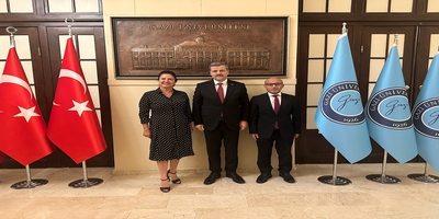 Üniversitemiz Tıp Fakültesi Tıp Tarihi ve Etik Ana Bilim Dalı Başkanı Prof. Dr. Nesrin Çobanoğlu ve Doç. Dr. Namık Çençen, Rektörümüz Prof. Dr. Musa Yıldız’ı Ziyaret Etti