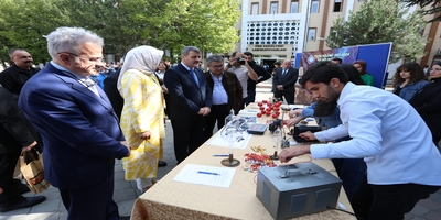 Rektörümüz Prof. Dr. Musa Yıldız, Fen Fakültesi Öğrenci Topluluklarının Stantlarını Ziyaret Etti