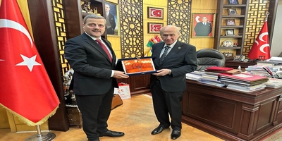 Rektörümüz Prof. Dr. Musa Yıldız, MHP Genel Başkanı Dr. Devlet Bahçeli’ye Mezun Kartını Takdim Etti