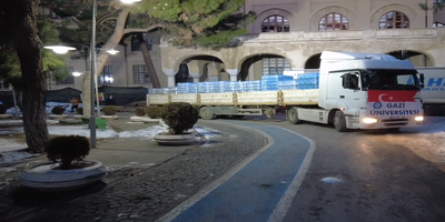 8. Tır Deprem Bölgesine Gidecek Sularla Yolda