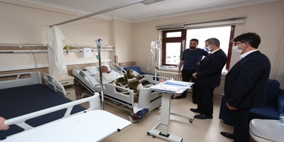Rektörümüz Prof. Dr. Musa Yıldız, Depremin Ardından Üniversitemiz Hastanesinde Tedavi Edilen Yaralıları Ziyaret Etti