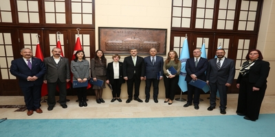 Rektörümüz Prof. Dr. Musa Yıldız, Üniversitemiz Hizmet İçi Eğitim Programlarına Katılan Eğitmenlere Belge Takdim Etti