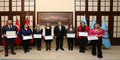 Rektörümüz Prof. Dr. Musa Yıldız, Hizmet İçi Eğitim Programlarına Katılan Eğitmenlere Plaket ve Belge Takdim Etti