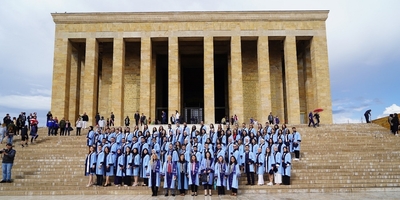 Üniversitemiz Diş Hekimliği Fakültesi Mezunları Anıtkabir’i Ziyaret Etti
