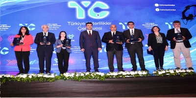 Mesleki Yeterlilik Kurumundan Gazi Üniversitesine Plaket Takdimi