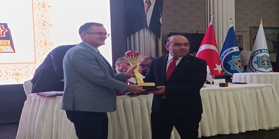 Rektörümüz Prof. Dr. Musa Yıldız “Kızıl Elma 20. Yıl Üstün Hizmet Ödülü”ne Layık Görüldü