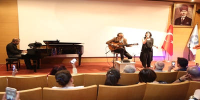 Üniversitemiz Gazi Hastanesinde Prof. Dr. Sühan Ayhan Şarkılarıyla Coşturdu