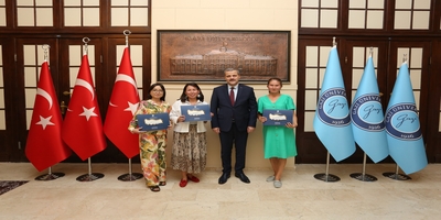 Rektörümüz Prof. Dr. Musa Yıldız, Fariza Mukhatova ve Banu Abdraimova’ya Başarı Sertifikası Verdi