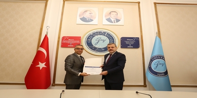 Rektörümüz Prof. Dr. Musa Yıldız, Hizmet İçi Eğitim Programlarına Katılan Eğitmenlere Plaket ve Belge Takdim Etti