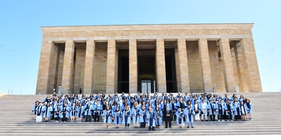 Diş Hekimliği Fakültesi Öğretim Elemanları, 2023- 2024 Mezunları ile Birlikte Anıtkabir’i Ziyaret Etti