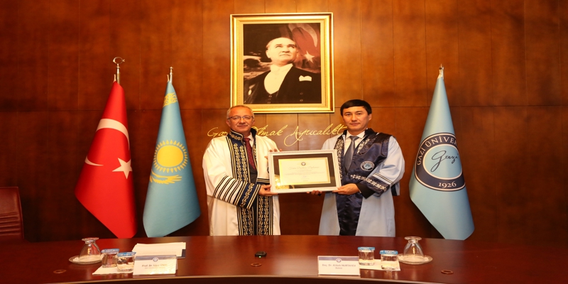 Üniversitemiz Tarafından Özbekali Zhanibekov Güney Kazakistan Pedagoji Üniversitesi Rektörü Doç. Dr. Alibek Nurtayev’e Fahri Doktora Unvanı Tevdi Edildi