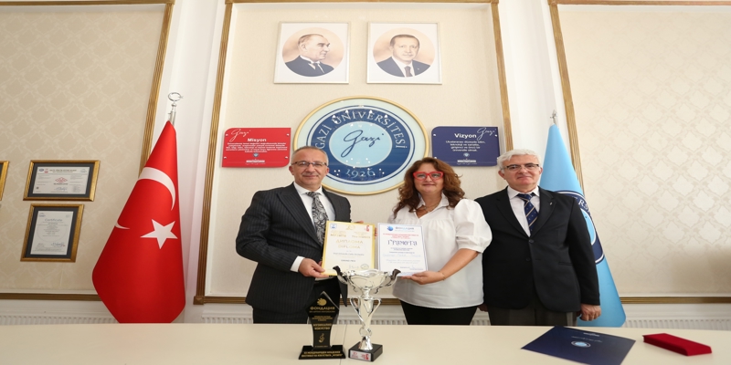 Rektörümüz Prof. Dr. Uğur Ünal, Gazi Çello Orkestrası Üyelerine Teşekkür Belgesi Takdim Etti