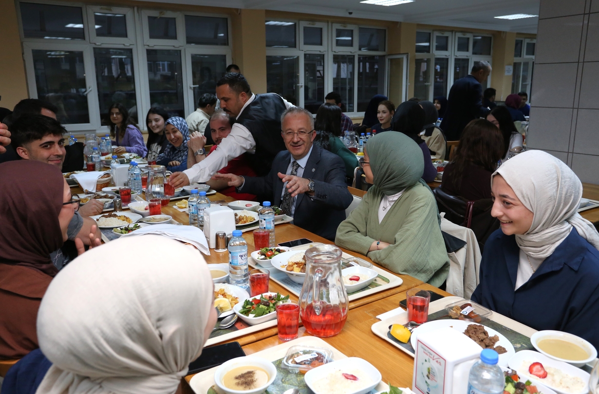 Rektörümüz Prof. Dr. Uğur Ünal, Öğrencilerimizle Birlikte İftar Yaptı-1