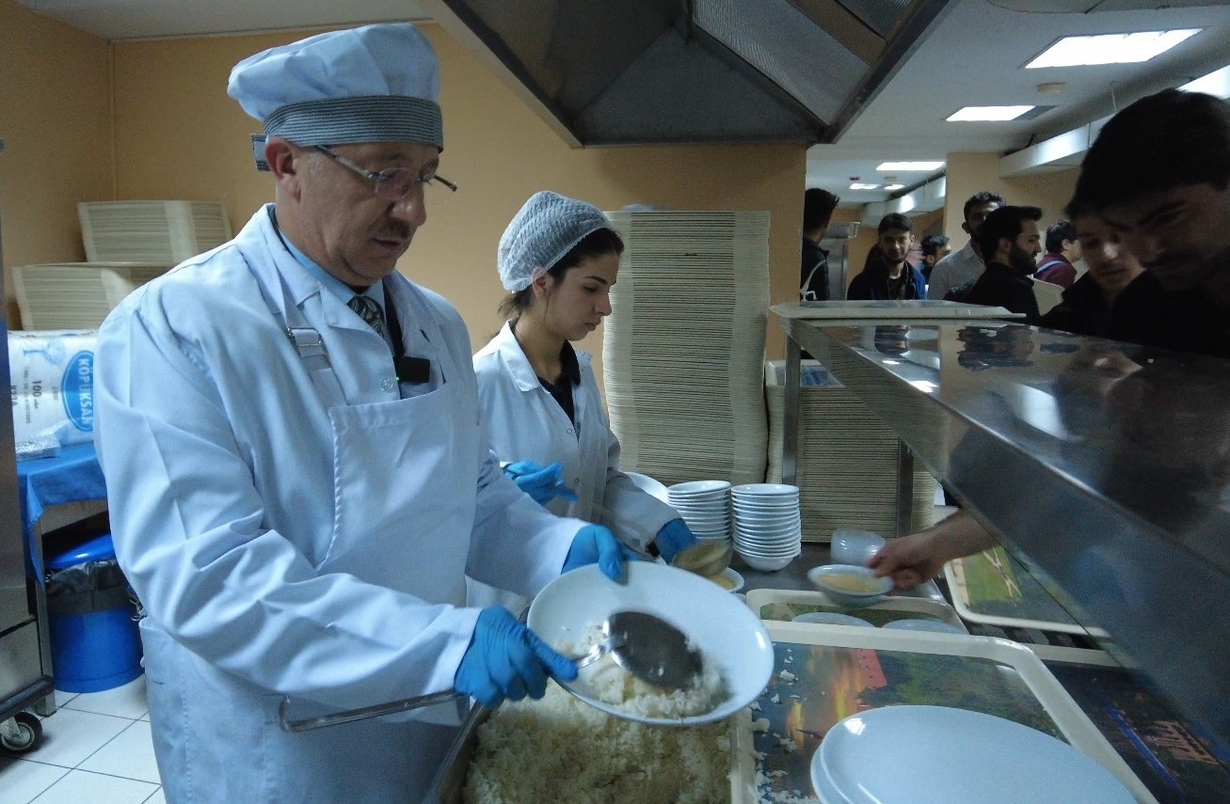 Rektörümüz Prof. Dr. Uğur Ünal, Öğrencilerimizle Birlikte İftar Yaptı-1