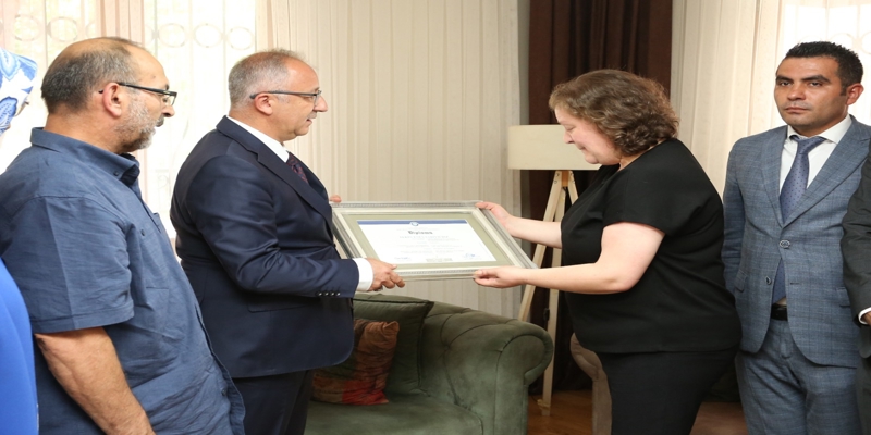 Üniversitemiz Öğrencisi ve AKUT gönüllüsü Şehit Tekin Enes Sarıyıldız'ın Diploması Ailesine Teslim Edildi