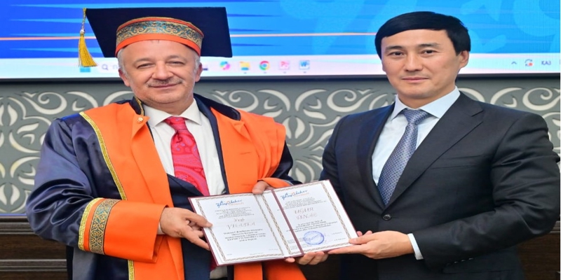 Rektörümüz Prof. Dr. Uğur Ünal’a Özbekali Zhanibekov Güney Kazakistan Pedagoji Üniversitesinden Fahri Profesör Unvanı Tevcih Edildi