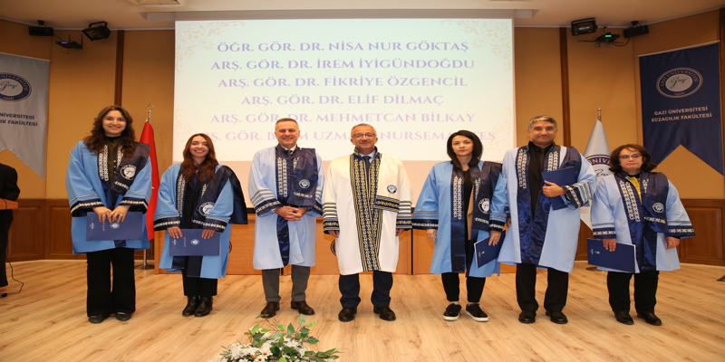 Eczacılık Fakültesinde Yeni Akademik Yıl, Beyaz Önlük Giyme Heyecanıyla Başladı 