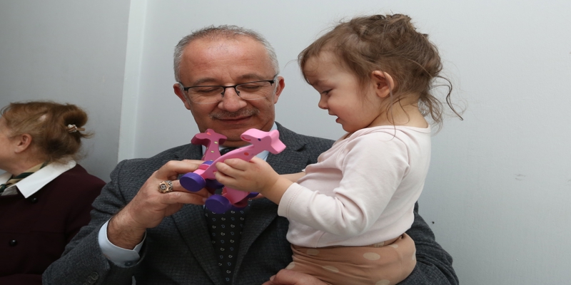 Rektörümüz Prof. Dr. Uğur Ünal, Gazi Hastanesinde Tedavi Gören Çocuklara Oyuncak Dağıttı