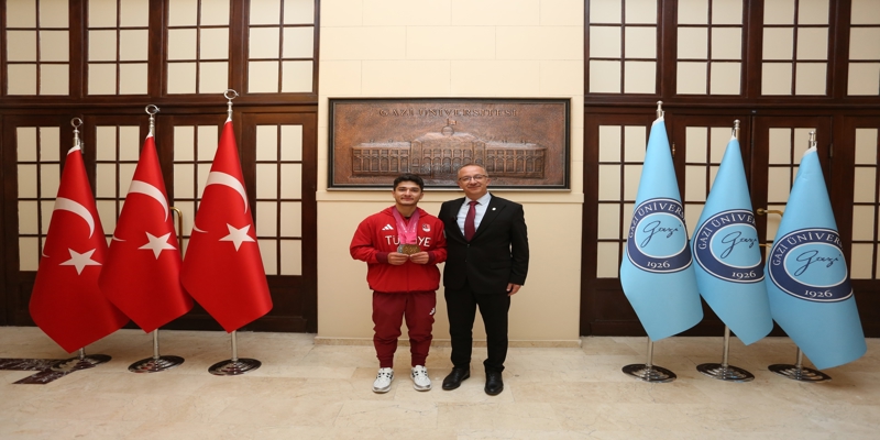 Avrupa Şampiyonu Milli Halterci Öğrencimiz Muhammed Furkan Özbek, Rektörümüz Prof. Dr. Uğur Ünal’ı Ziyaret Etti