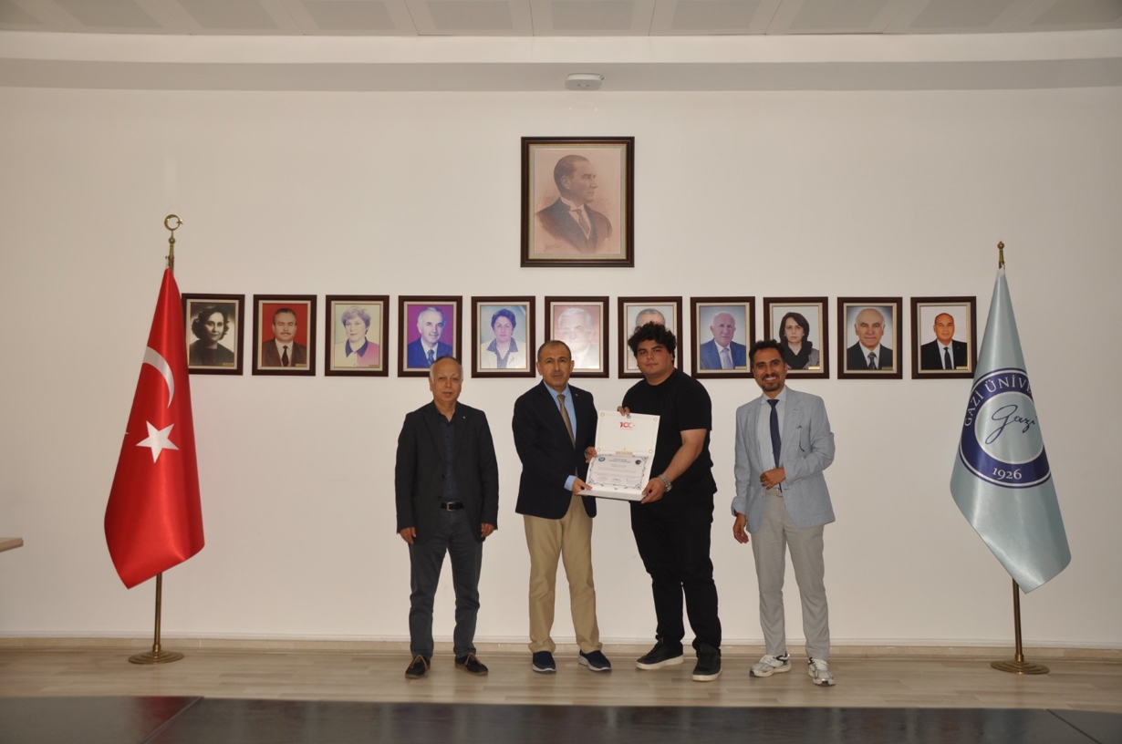 6. Dönem AstroGAZİ Topluluğu öğrencileri ve akademik lideri teşekkür belgelerini aldılar-2