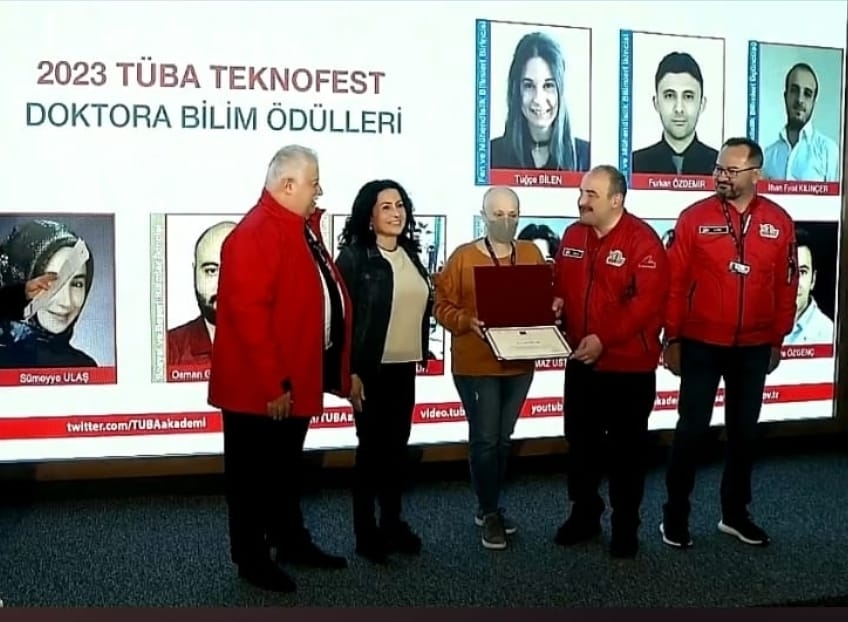 TÜBA TEKNOFEST Doktora Bilim Ödülünü Kazanan Arş. Gör. Dr. Duygu Yılmaz Usta Ödülünü Teslim Aldı-1