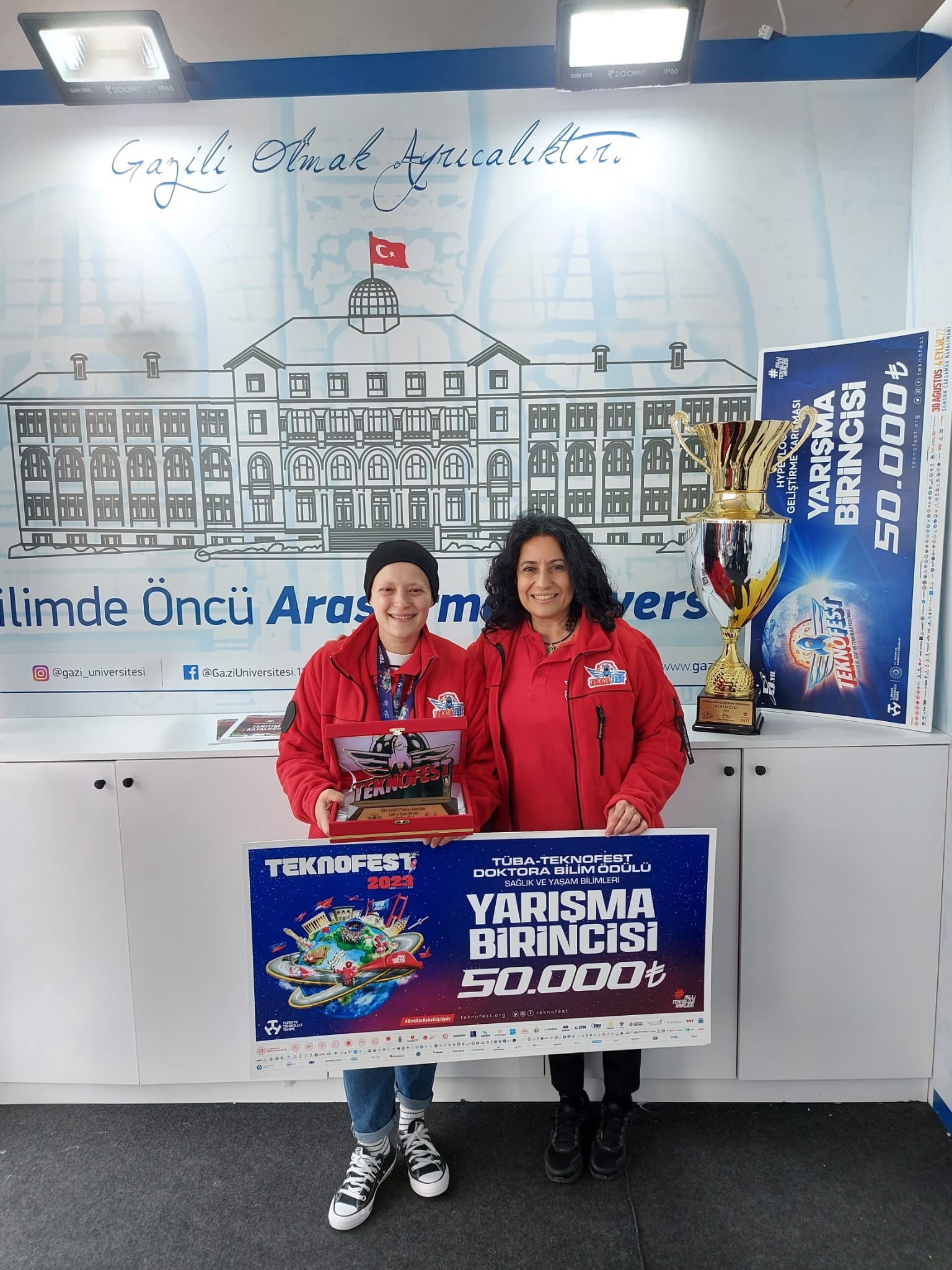 TÜBA TEKNOFEST Doktora Bilim Ödülünü Kazanan Arş. Gör. Dr. Duygu Yılmaz Usta Ödülünü Teslim Aldı-1