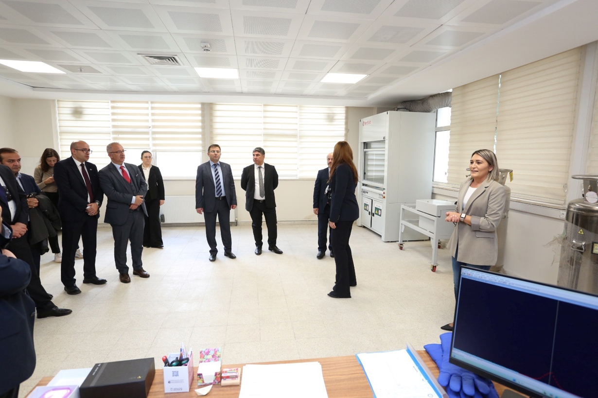 Gazi Üniversitesi Merkez Laboratuvarı (GÜTMAM), Madencilik Sektörü Temsilcileriyle Bir Araya Geldi. Bilim ve Sanayiyi Buluşturan Güçlü Altyapı-1