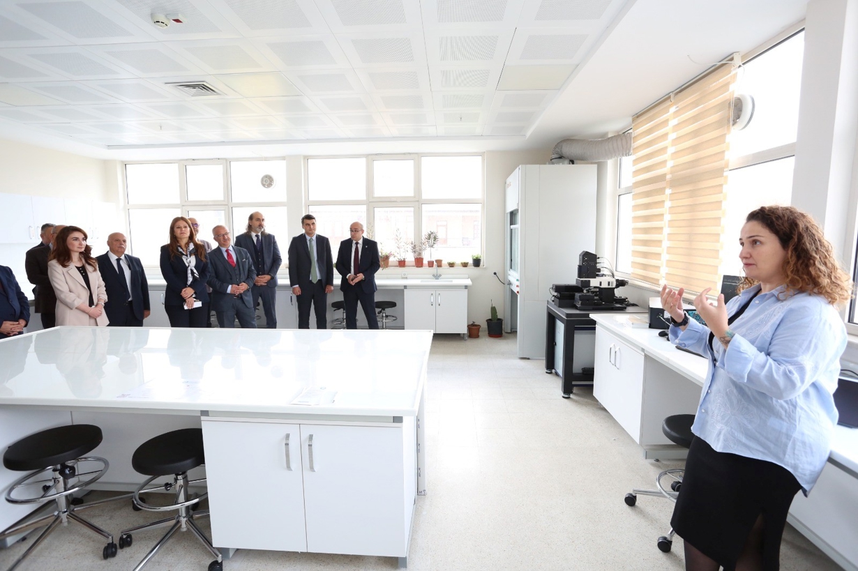 Gazi Üniversitesi Merkez Laboratuvarı (GÜTMAM), Madencilik Sektörü Temsilcileriyle Bir Araya Geldi. Bilim ve Sanayiyi Buluşturan Güçlü Altyapı-1