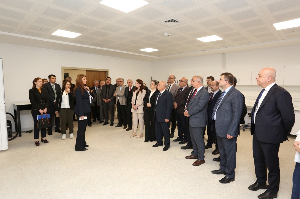 Gazi Üniversitesi Merkez Laboratuvarı (GÜTMAM), Madencilik Sektörü Temsilcileriyle Bir Araya Geldi. Bilim ve Sanayiyi Buluşturan Güçlü Altyapı-1