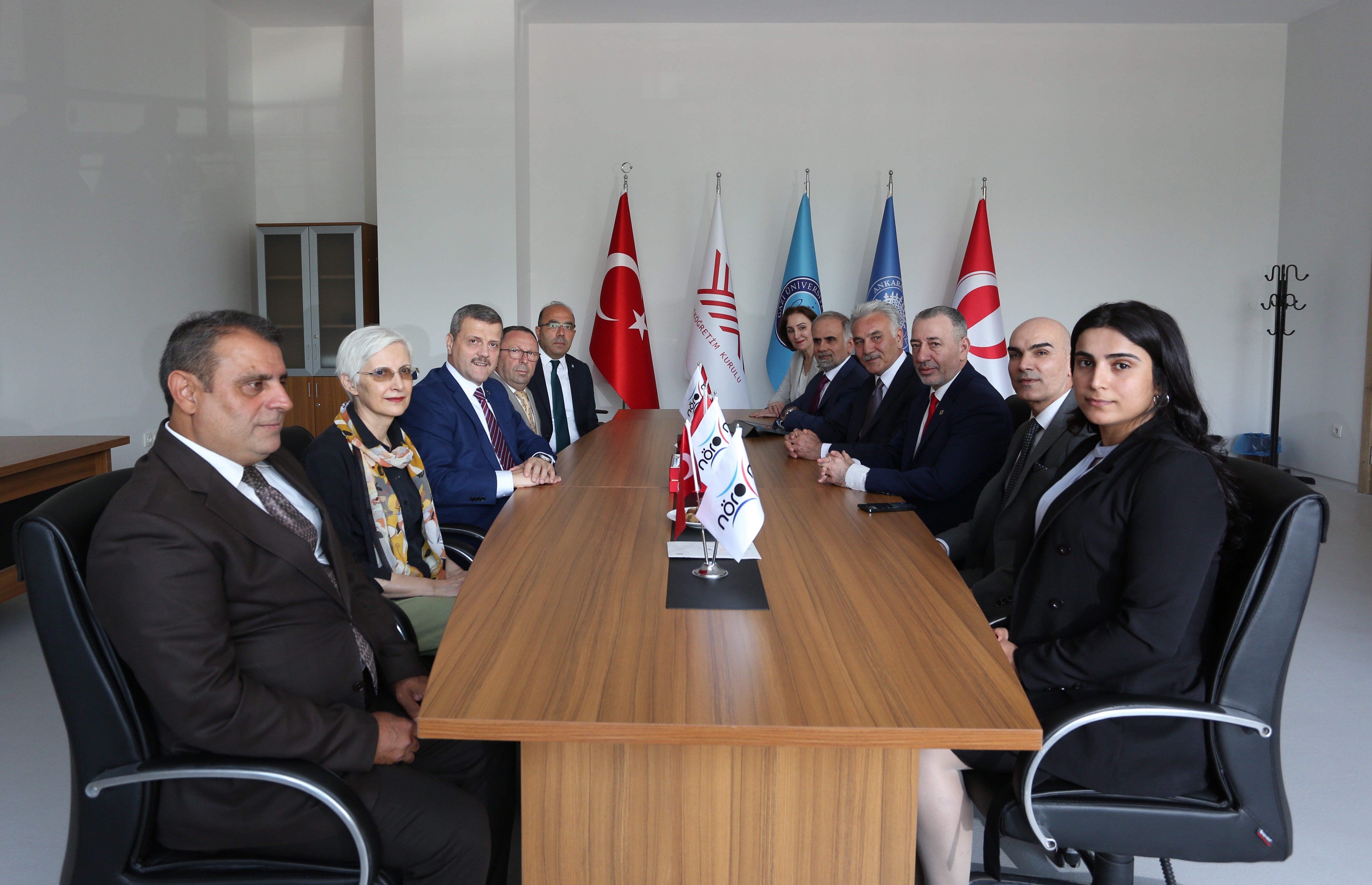 IKBY Oluşumlardan Sorumlu Bölge Bakanı, Üniversitemiz Yüksek Lisans Mezunu Aydın Maruf, Nörobilim ve Nöroteknoloji Mükemmeliyet Merkezini (NÖROM) ziyaret etti. Rektörümüz Prof. Dr. Musa Yıldız, Rektör Yardımcıları Prof. Dr. Yücel Gelişli ve Prof. Dr. Ramazan Bayındır ile NÖROM Merkez Müdürü Prof. Dr. Hayrünnisa Bolay Belen'in yer aldığı ziyarette IKBY heyetinde Yükseköğretim ve Bilimsel Araştırma Bakan Yardımcısı Dr. Abdulfattah Abdulrazaq Mahmood, Yükseköğretim ve Bilimsel Araştırma Bakan Danışmanı Dr. Amanj A. Saeed, Ar-Ge Genel Müdürü Dr. Jala Saeed Yahya Al-khatat, Etüt, Planlama ve Takip Genel Müdürü Dr. Khattab Ahmed Mustafa, Burslar ve Kültürel İlişkiler Genel Müdürü Dr. Yaseen Salih Hamafaraj, Bakan Asistanı Shadan Kamal Abdullah, Burslar ve Kültürel İlişkiler Genel Müdürlüğü Direktörü Avin Ali Saeed ve Bedir Hadi yer aldı.  Rektörümüz Prof. Dr. Musa Yıldız, Bakan Aydın Maruf ile heyette yer alanlara Üniversitemizin ağaçlandırma çalışmaları kapsamında Prof. Dr. Fuat Sezgin Ormanı’na adlarına dikilen fidan sertifikalarını takdim ederek, nazik ziyaretlerinden dolayı teşekkür etti.-1