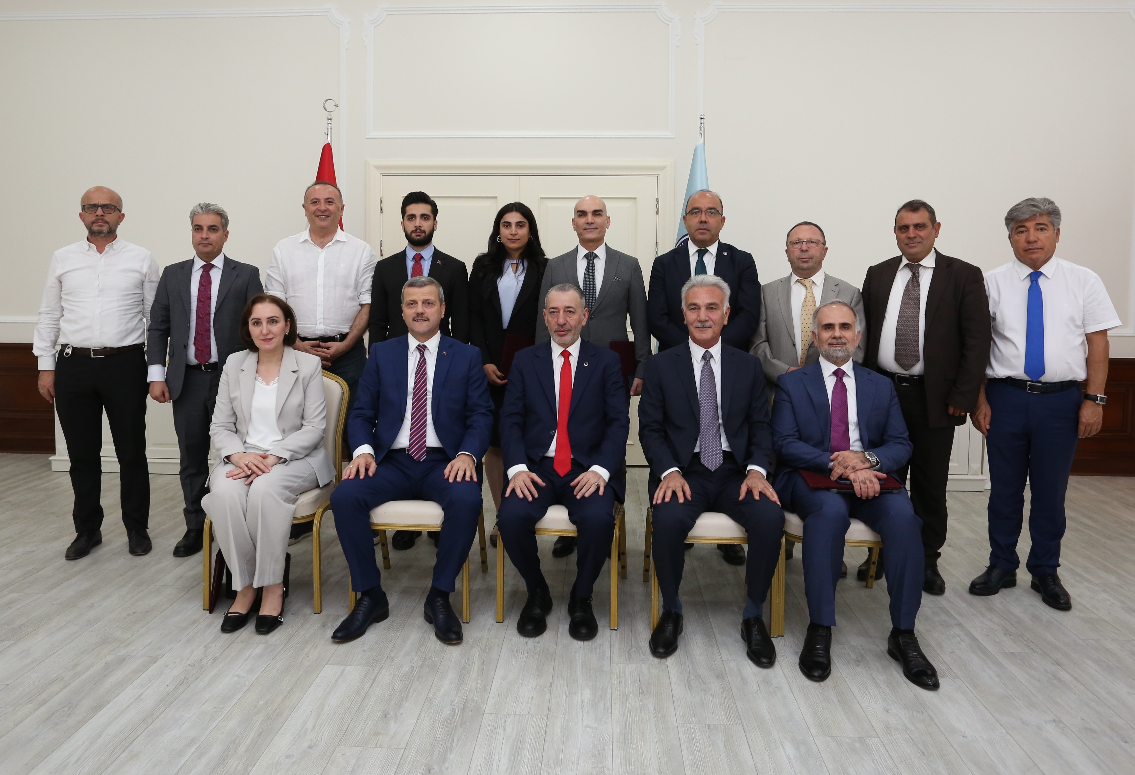 IKBY Oluşumlardan Sorumlu Bölge Bakanı, Üniversitemiz Yüksek Lisans Mezunu Aydın Maruf, Nörobilim ve Nöroteknoloji Mükemmeliyet Merkezini (NÖROM) ziyaret etti. Rektörümüz Prof. Dr. Musa Yıldız, Rektör Yardımcıları Prof. Dr. Yücel Gelişli ve Prof. Dr. Ramazan Bayındır ile NÖROM Merkez Müdürü Prof. Dr. Hayrünnisa Bolay Belen'in yer aldığı ziyarette IKBY heyetinde Yükseköğretim ve Bilimsel Araştırma Bakan Yardımcısı Dr. Abdulfattah Abdulrazaq Mahmood, Yükseköğretim ve Bilimsel Araştırma Bakan Danışmanı Dr. Amanj A. Saeed, Ar-Ge Genel Müdürü Dr. Jala Saeed Yahya Al-khatat, Etüt, Planlama ve Takip Genel Müdürü Dr. Khattab Ahmed Mustafa, Burslar ve Kültürel İlişkiler Genel Müdürü Dr. Yaseen Salih Hamafaraj, Bakan Asistanı Shadan Kamal Abdullah, Burslar ve Kültürel İlişkiler Genel Müdürlüğü Direktörü Avin Ali Saeed ve Bedir Hadi yer aldı.  Rektörümüz Prof. Dr. Musa Yıldız, Bakan Aydın Maruf ile heyette yer alanlara Üniversitemizin ağaçlandırma çalışmaları kapsamında Prof. Dr. Fuat Sezgin Ormanı’na adlarına dikilen fidan sertifikalarını takdim ederek, nazik ziyaretlerinden dolayı teşekkür etti.-1