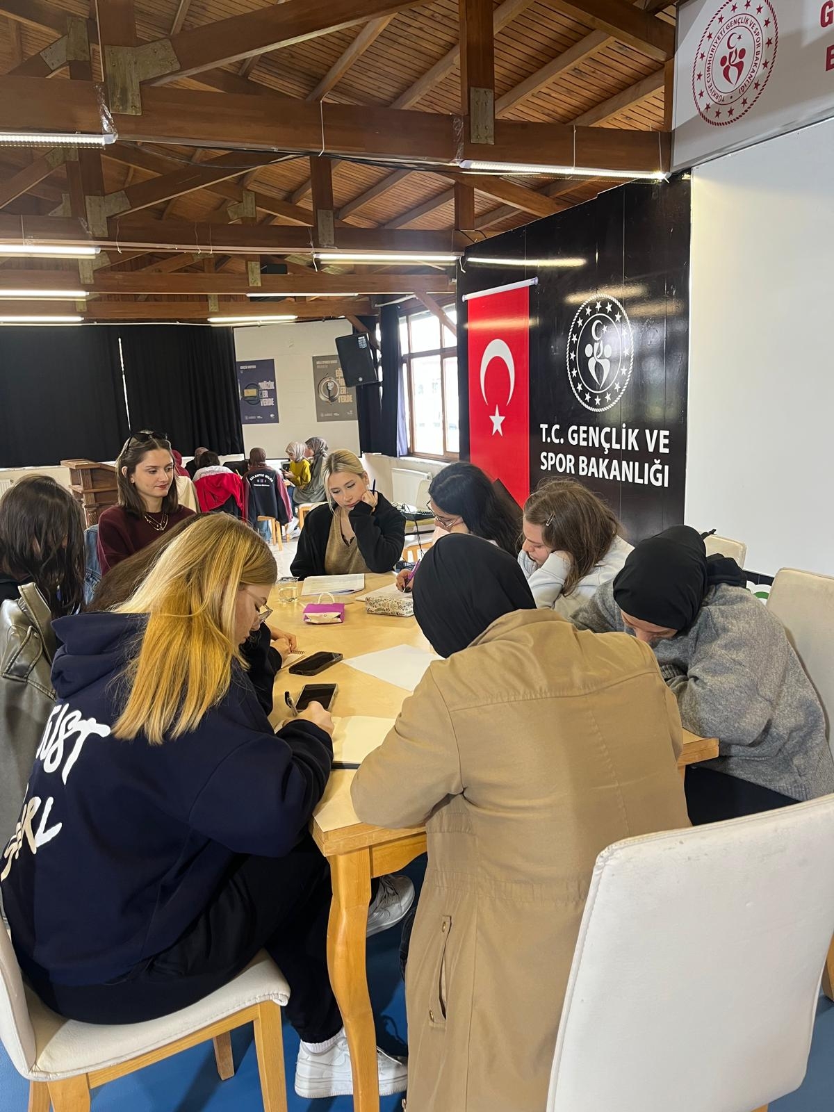 Aileyi Konuşuyorsak Benim De Fikrim Var: Üniversite Gençliği Aileyi Konuşuyor-1