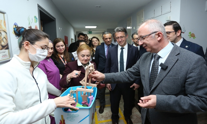 Rektörümüz Prof. Dr. Uğur Ünal, Gazi Hastanesinde Tedavi Gören Çocuklara Oyuncak Dağıttı
