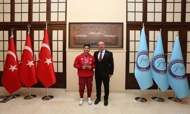 Avrupa Şampiyonu Milli Halterci Öğrencimiz Muhammed Furkan Özbek, Rektörümüz Prof. Dr. Uğur Ünal’ı Ziyaret Etti