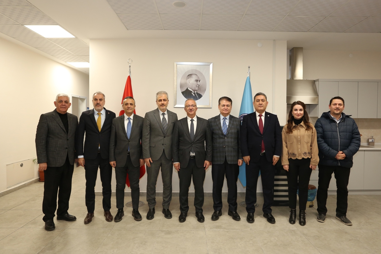 Üniversitemiz Rektörü Prof. Dr. Uğur Ünal’dan Bilgi İşlem Daire Başkanı Doç. Dr. Ümit Atila’ya Hayırlı Olsun Ziyareti-1