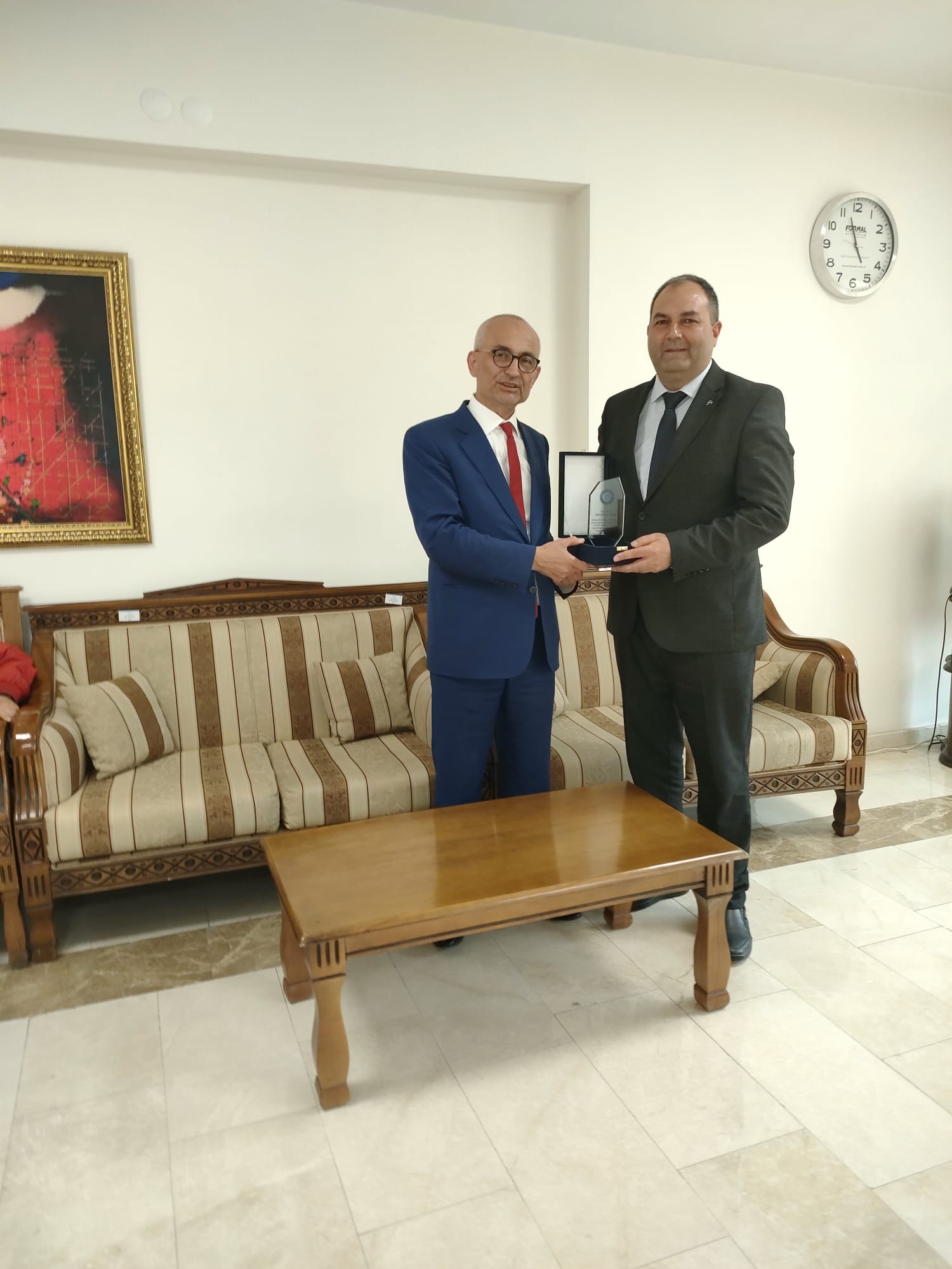 Prof. Dr. İhsan Korkut hocamız Doç. Dr. Mahir Balaca oğlu İsmayılov'a ziyaretleri sonunda plaket verirken-1